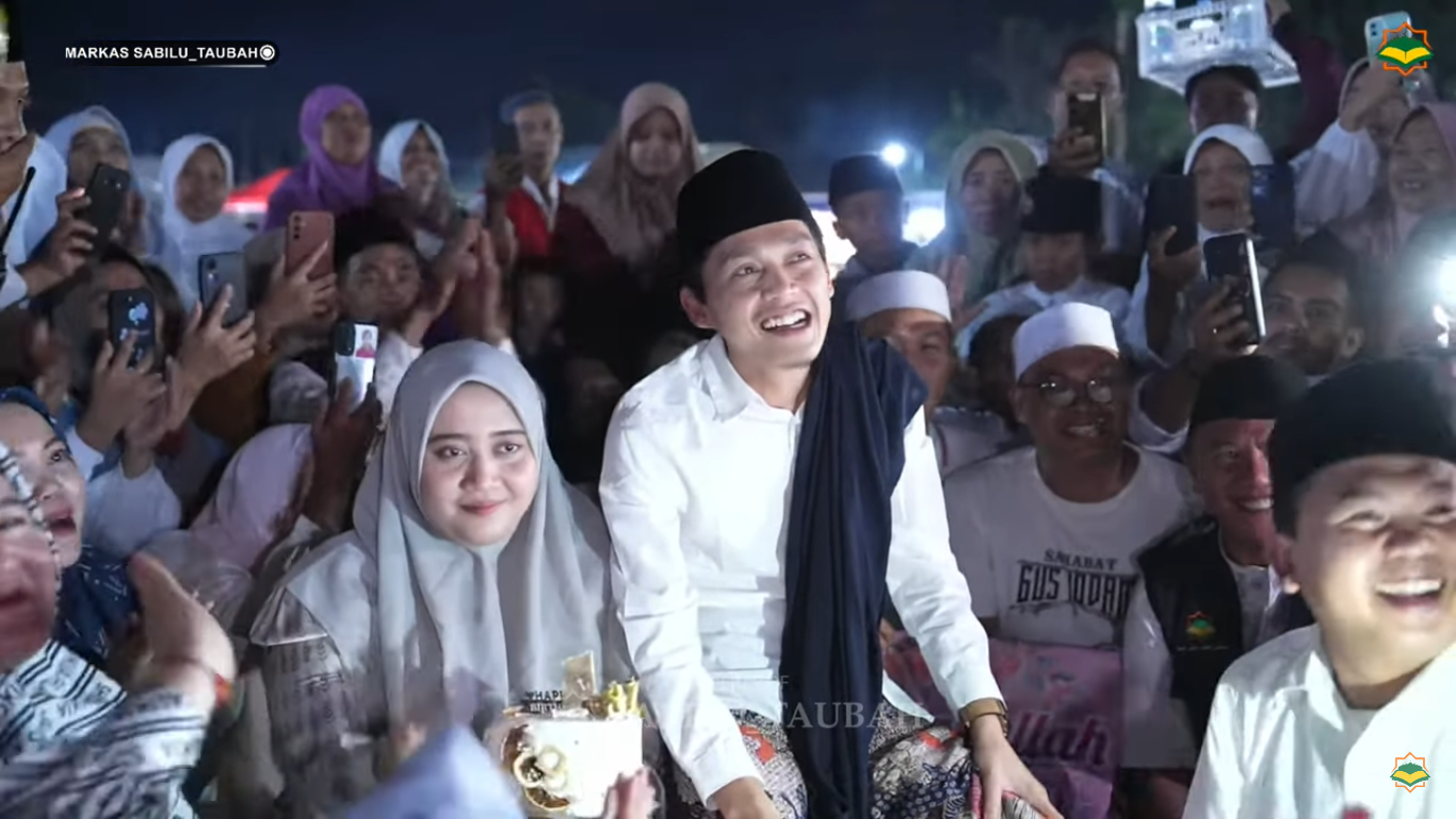 Gus Iqdam merayakan ulang tahun ke 31 bersama para jamaah di SOR Sengon markas Sabilu Taubah pada Kamis (26/9/2024)