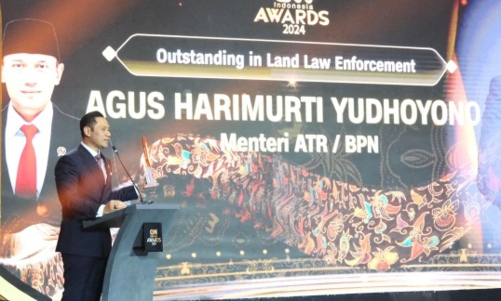 Menteri AHY terima Penghargaan Outstanding in Land Law Enforcement dalam CNN Indonesia Awards 2024, Rabu (25/09/2024).