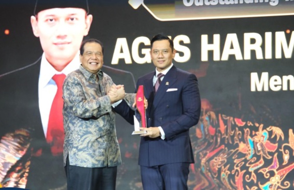 Menteri AHY menerima penghargaan Outstanding in Land Law Enforcement dari CNN Indonesia