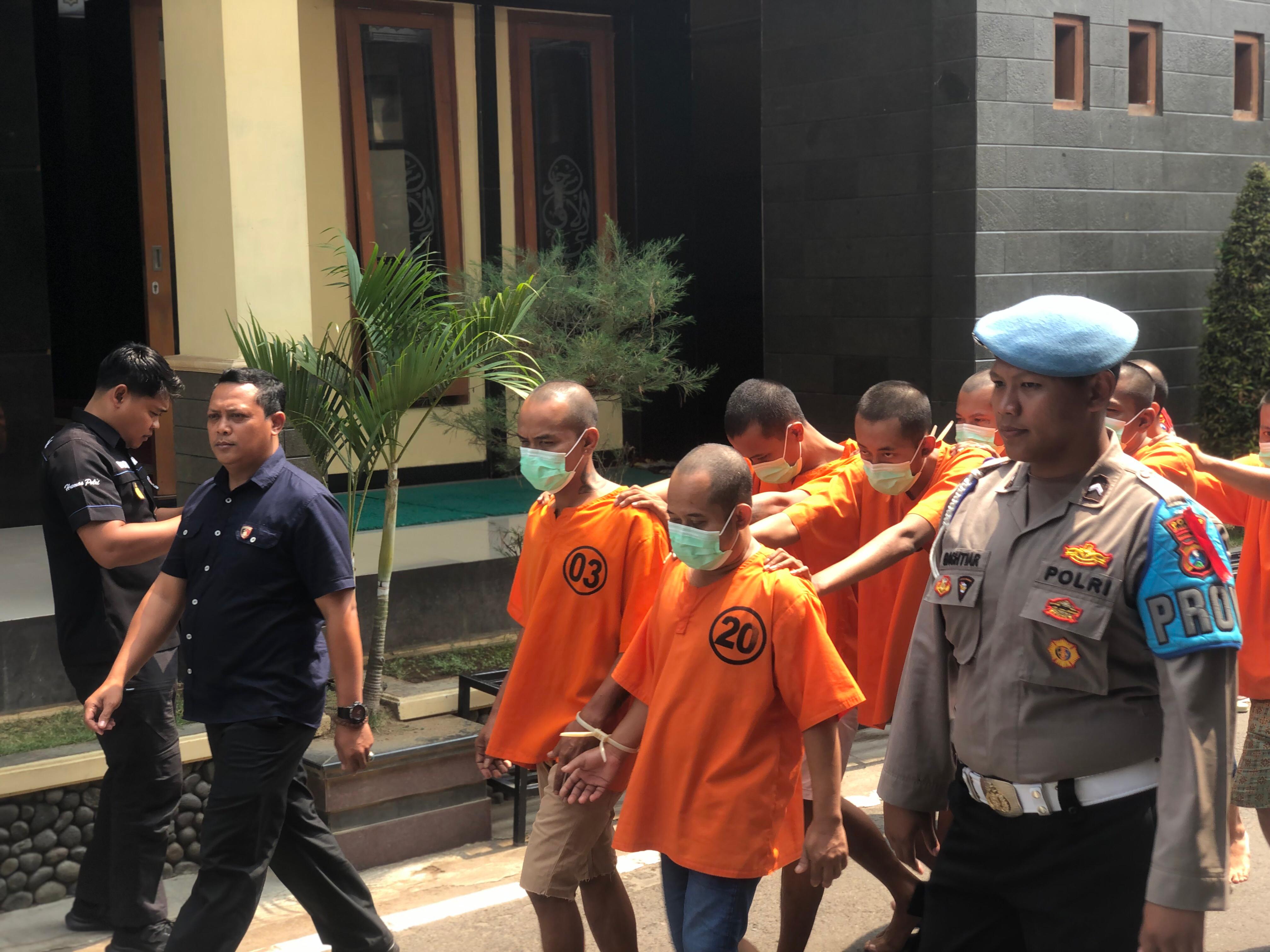 BARANG HARAM: Satresnarkoba Polres Blitar Kota menunjukkan sejumlah barang bukti termasuk 10,3 gram sabu-sabu dan ribuan pil dobel L, kemarin (26/9).
