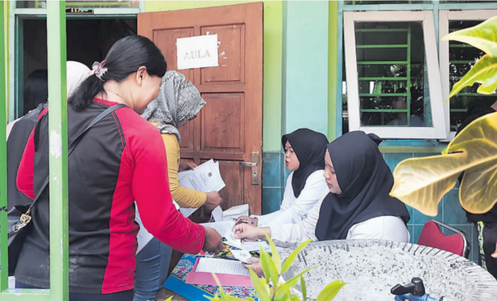 Pemkot Blitar memprioritaskan ongkos jahit bagi siswa dari keluarga kurang mampu desil 1 dan 2.