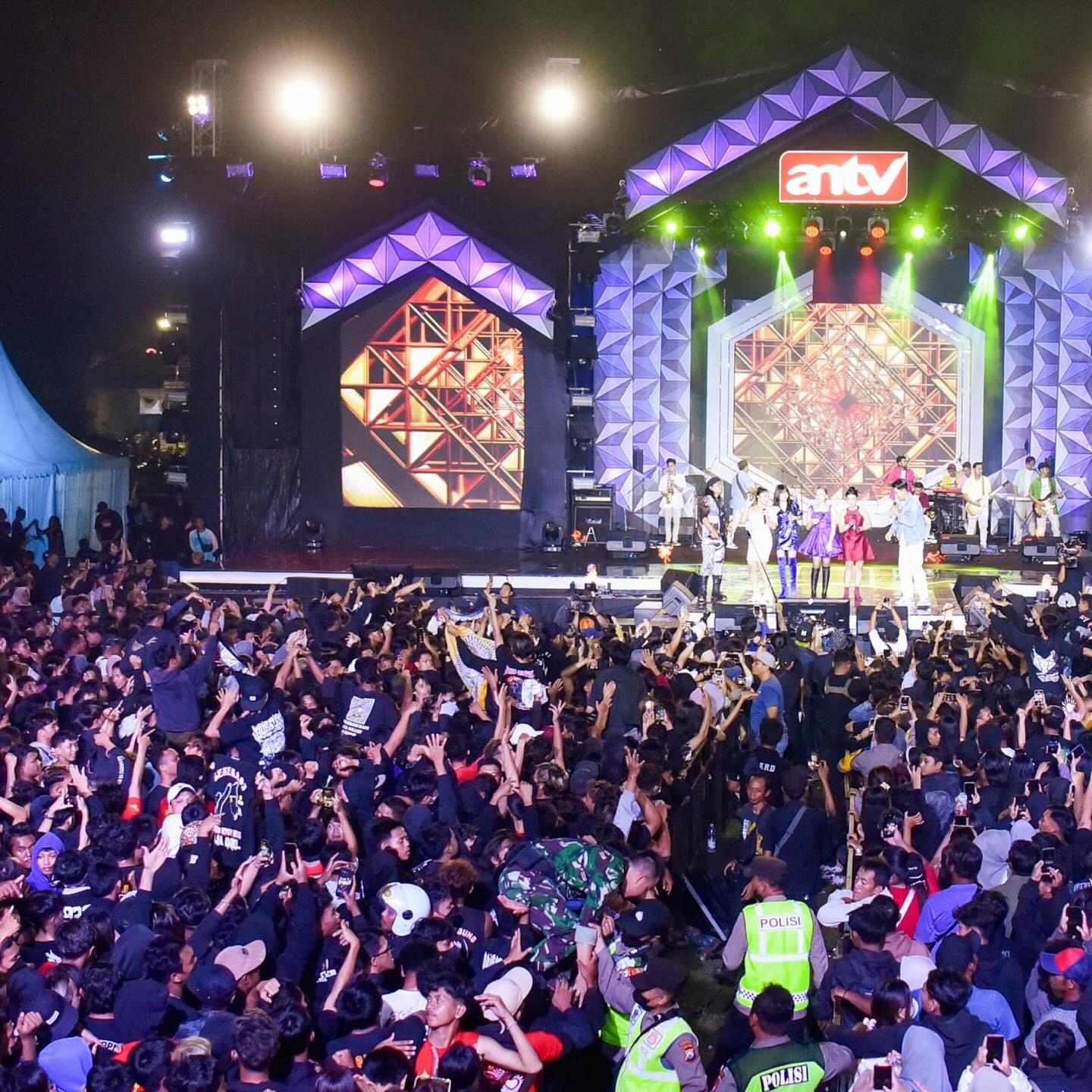 ANTUSIAS: Masyarakat Blitar meramaikan Festival ANTV Rame di Alun-Alun Kota Blitar pada Sabtu (28/9/2024) malam.