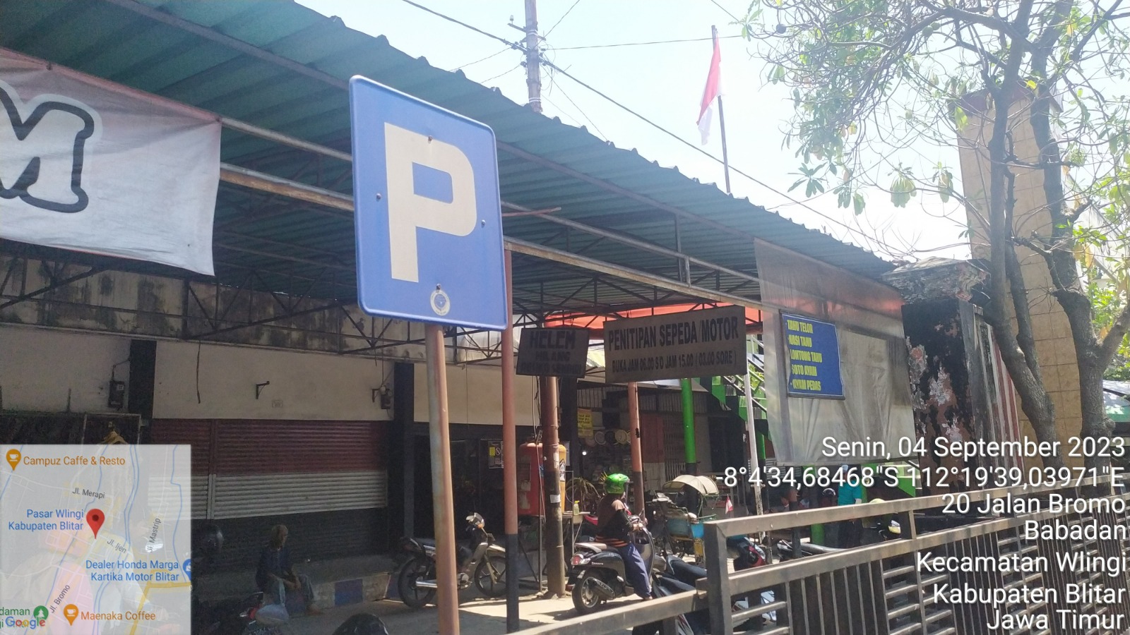 NAIK: Warga keluar dari salah satu area parkir di Kecamatan Wlingi.