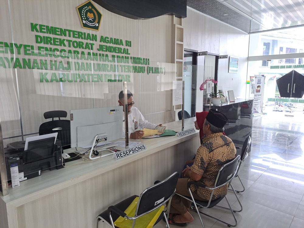 SABAR MENUNGGU: Pegawai Kemenag Kabupaten Blitar melayani warga yang berkeinginan untuk menjalankan ibadah haji.