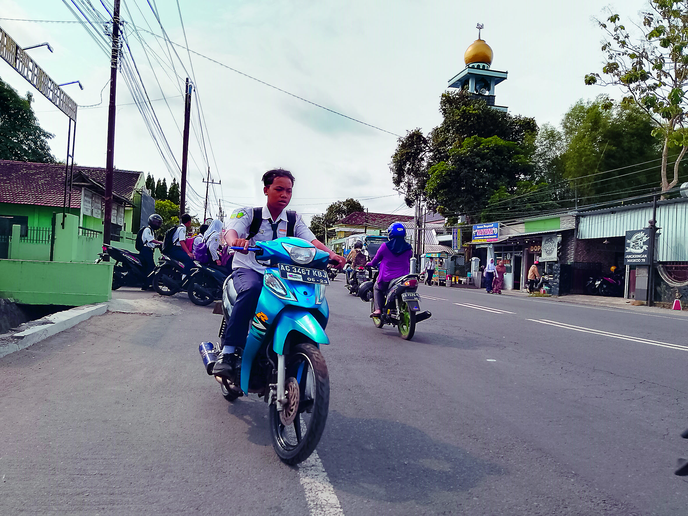 TANCAP GAS: Pengendara motor siapsiap melaju setalah rambu berganti.