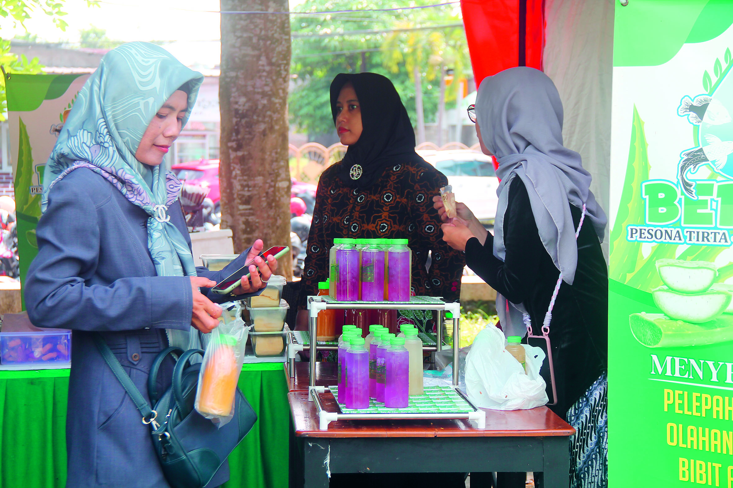 PENGUNGKIT EKONOMI: Pelaku usaha kecil menjajakan dagangan saat ada event pemerintah.