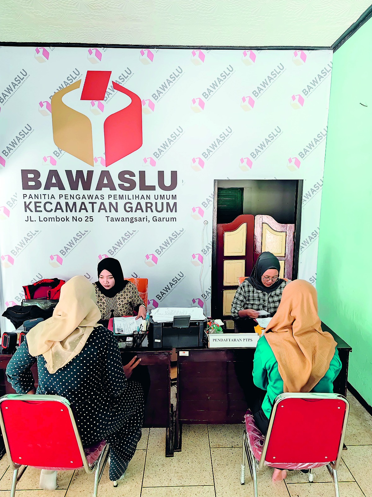 DIPERPANJANG: Personel Bawaslu Kabupaten Blitar sedang melayani pendaftar PTPS beberapa waktu lalu