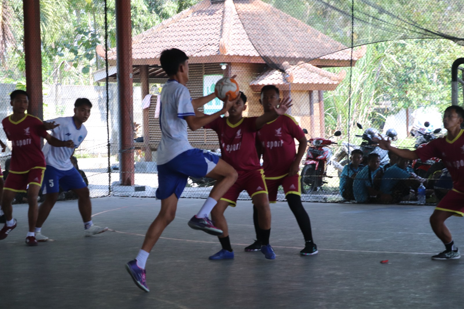 BERGERAK: Atlet bola tangan dari SMAN 1 Srengat menembak bola ke arah gawang dari MA MA&rsquo;rif Udanawu dalam ajang Handball Championship 2024, kemarin (20/9).