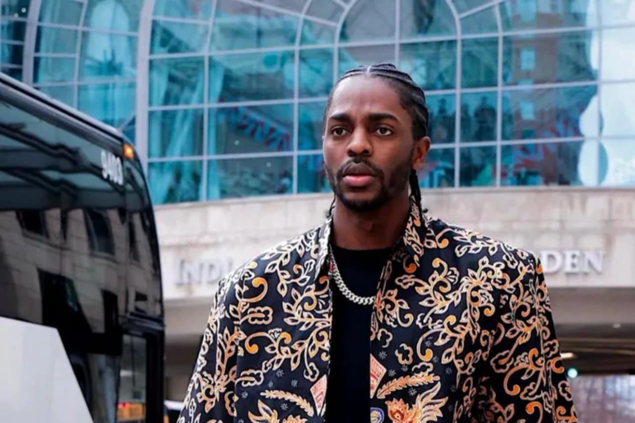 Pebasket dunia Justin Holiday mengenakan batik karya Mawar Putih, perajin batik asal Blitar