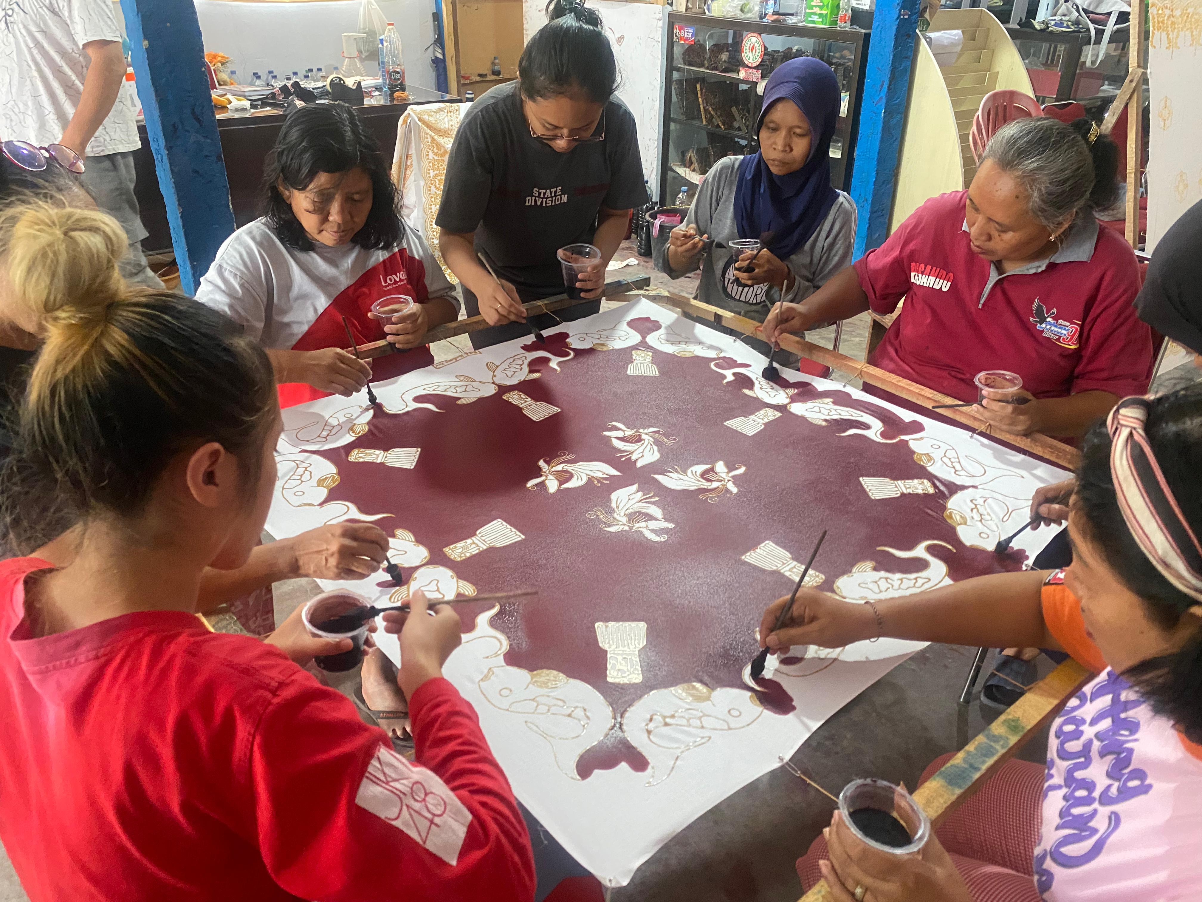 KREATIF: Para pengrajin batik bahu membahu mewarnai batik unggulan Kota Blitar, kemarin (1/10).