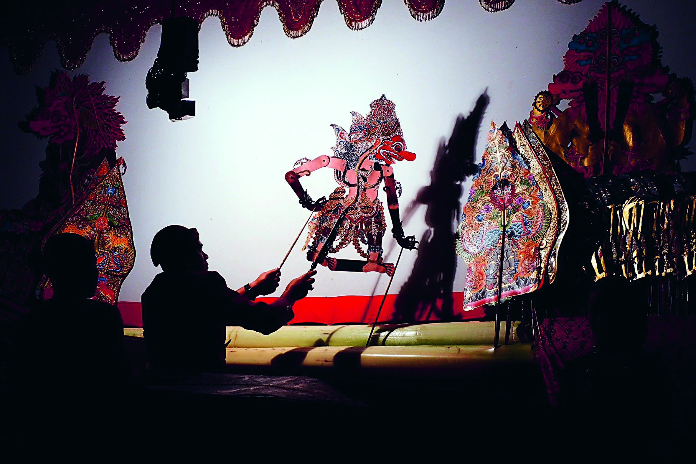 AKTIF: Dalang sedang memainkan wayang dalam sebuahpementasan.
