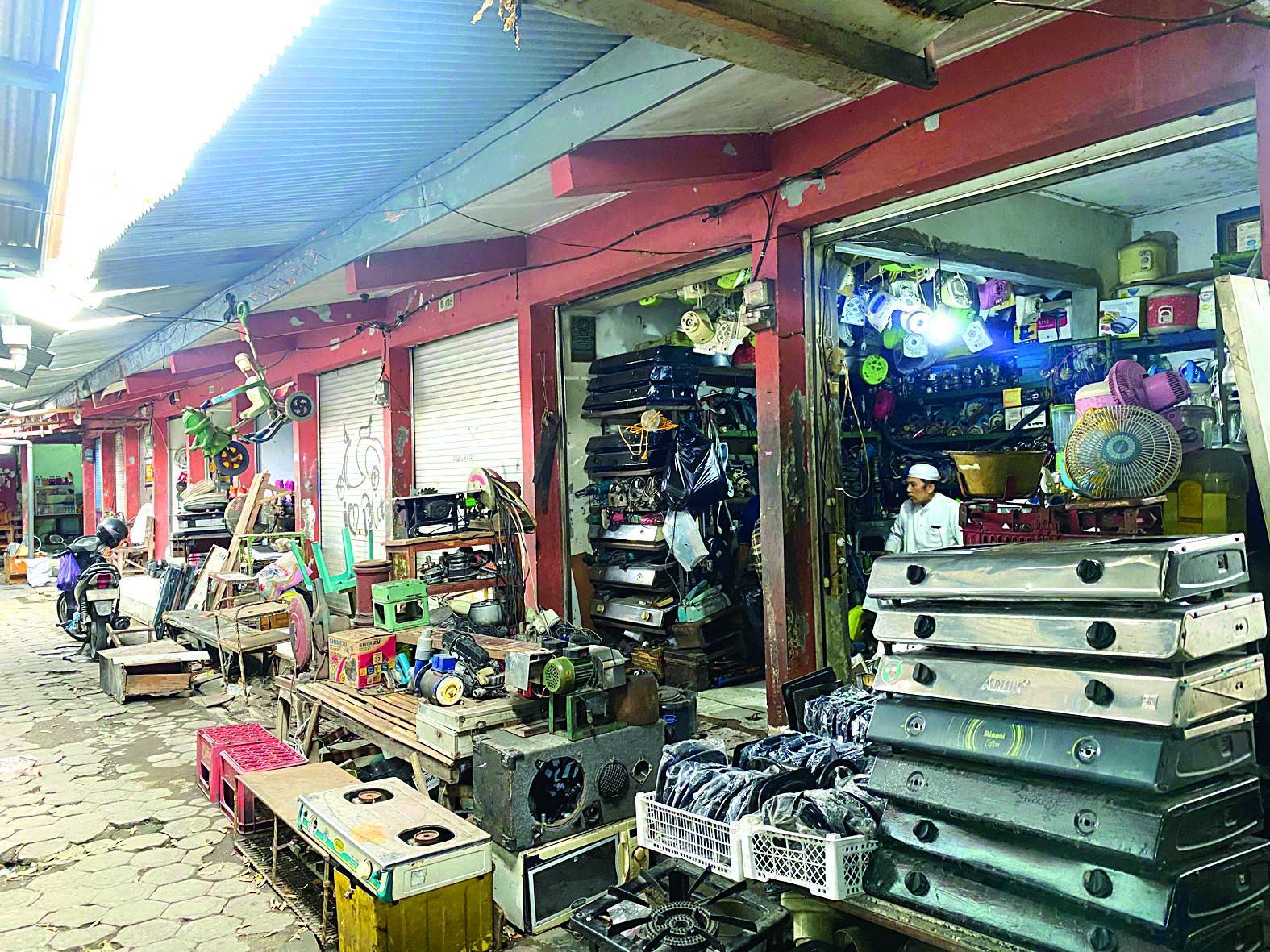 TERSEMBUNYI: Salah satu kios di Pasar Loak Barang Antik belum terlalu terekpos masyarakat.