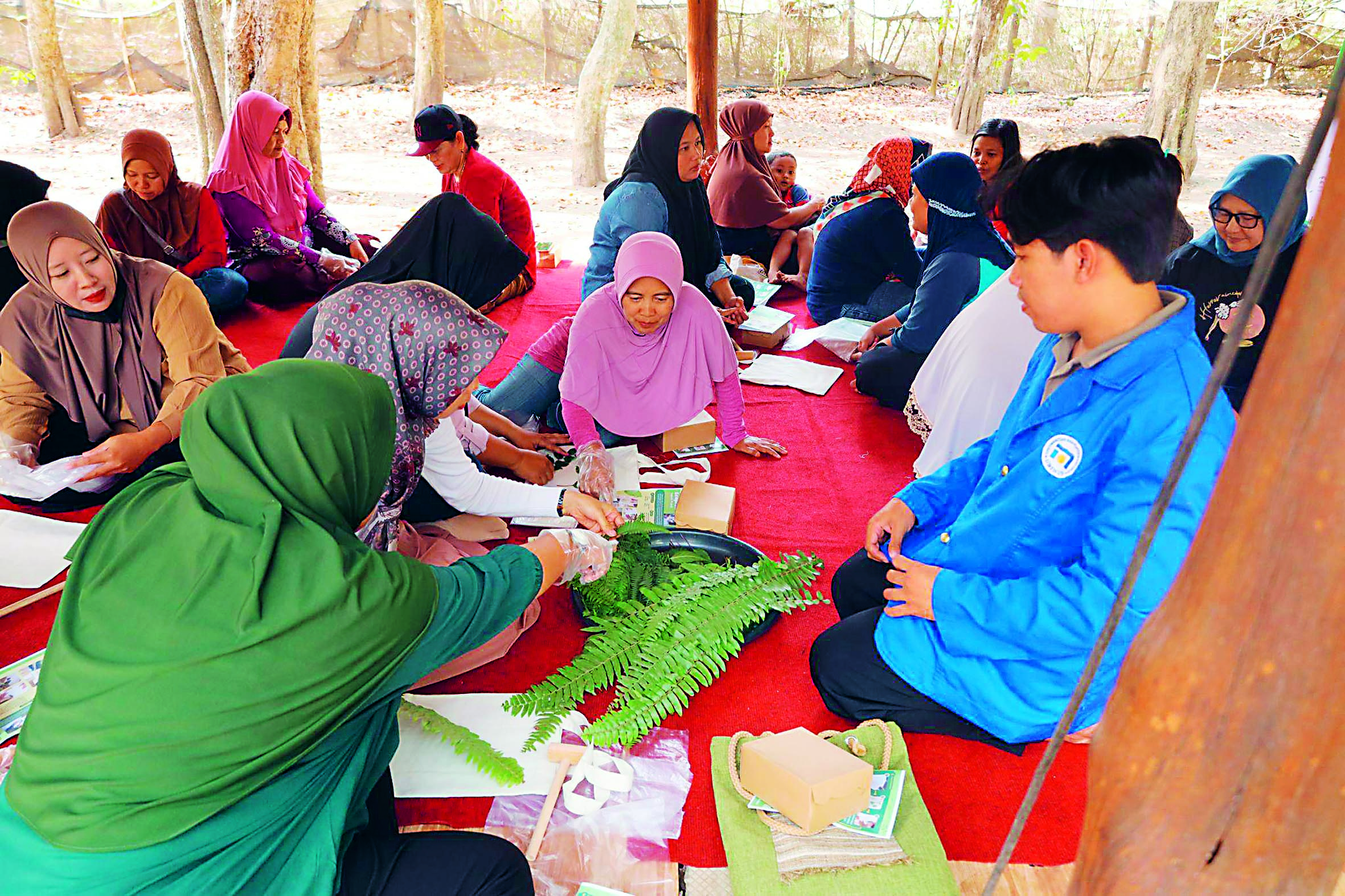 BERPERAN: Beberapa pemuda memberikan pelatihan kepada masyarakat di Kecamatan Ponggok.