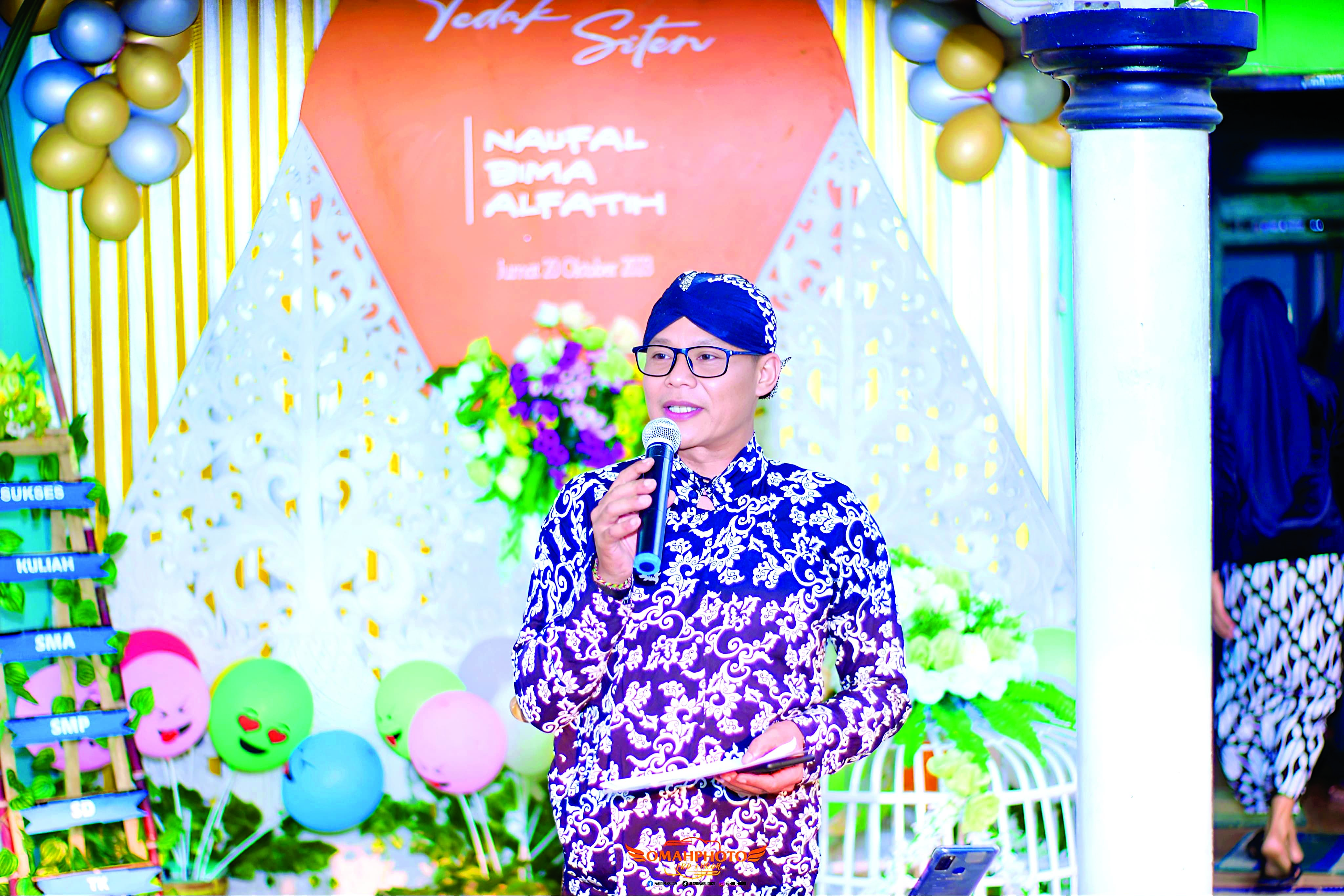 TERAMPIL:  Susianto  ketika menjadi  pambiwara  pada acara  tedak siten  beberapa  waktu lalu.