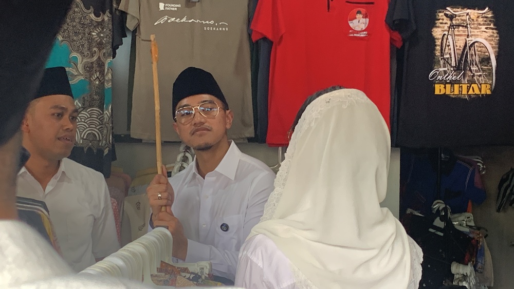 Kaesang Pangarep berbelanja di area wisata makam Bung Karno pada Kamis (3/10/2024)