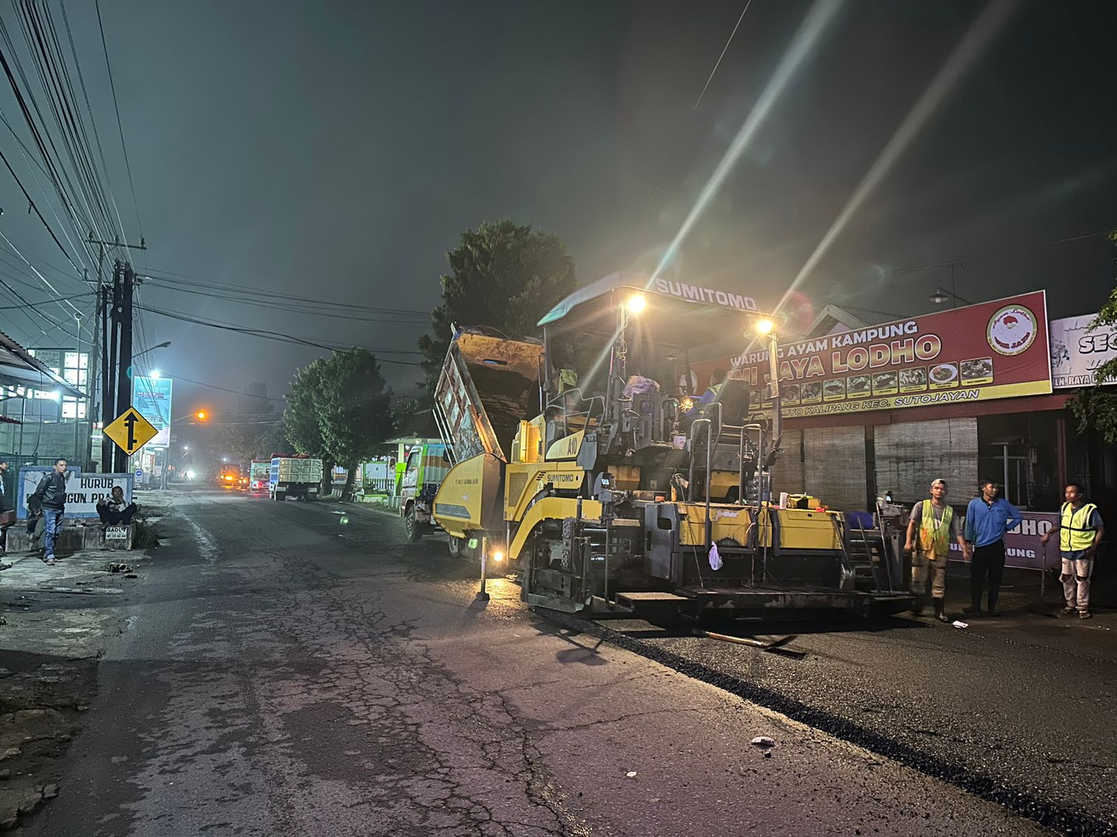 KEJAR DEADLINE:  Pekerja sedang  menyelesaikan  peningkatan jalan  hotmix di salah  satu ruas jalan milik  Kabupaten Blitar.