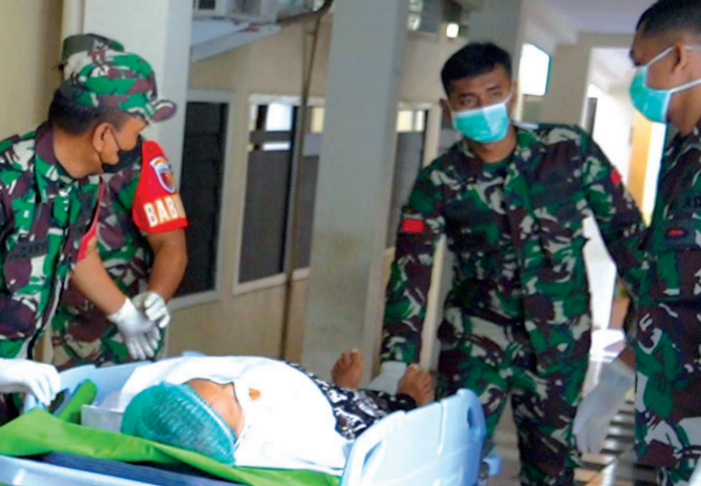 DISIPLIN: Beberapa anggota TNI tampak sigap saat menjalankan program kontrasepsi pria bekerja sama dengan RSUD Ngudi Waluyo Wlingi.