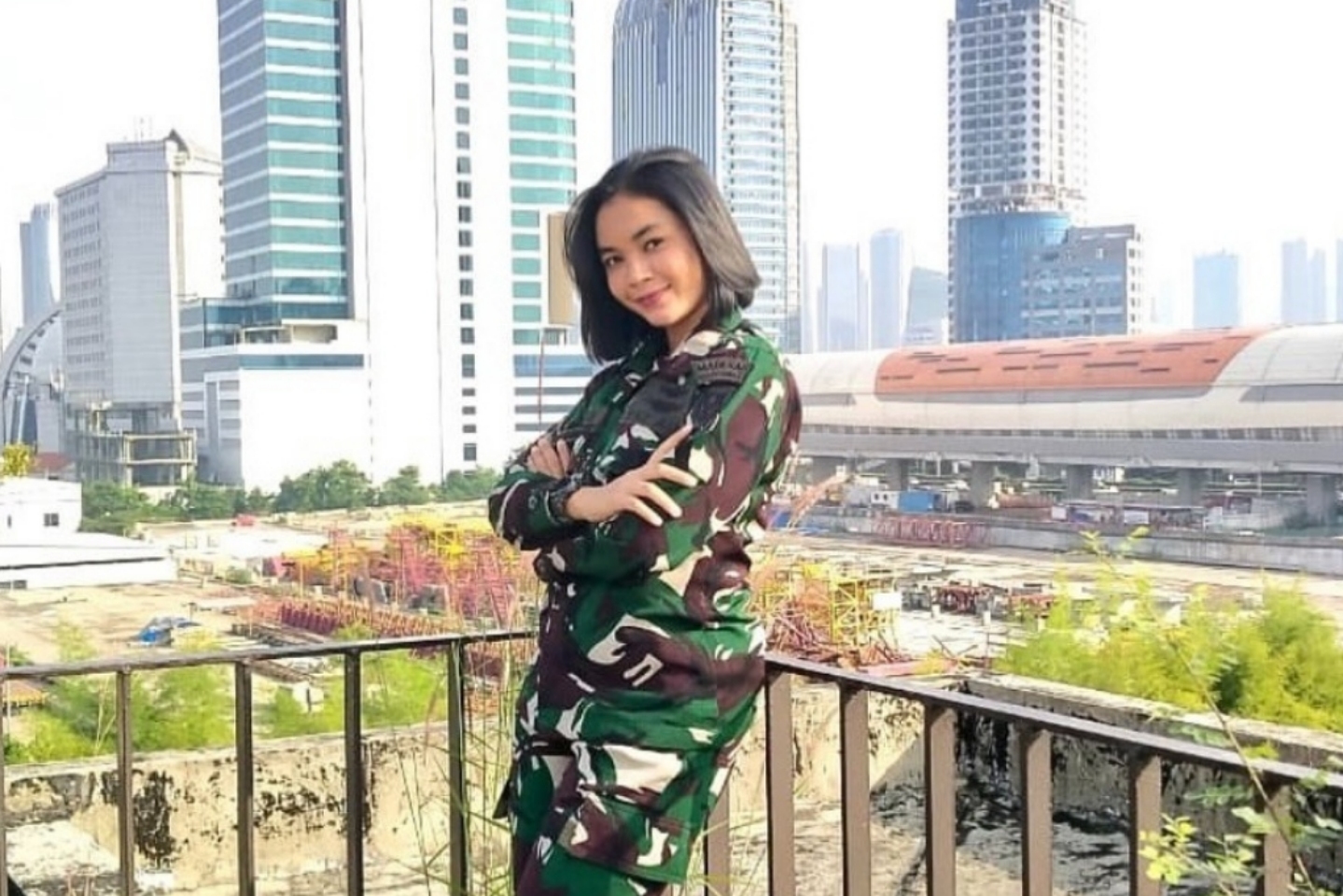 BERPOTENSI:  Sertu Nandya  Agnes  Mahardhika  mengenakan  baju dinas  TNI di tengah  bekerja  sebagai  pramugari,  beberapa  waktu lalu.