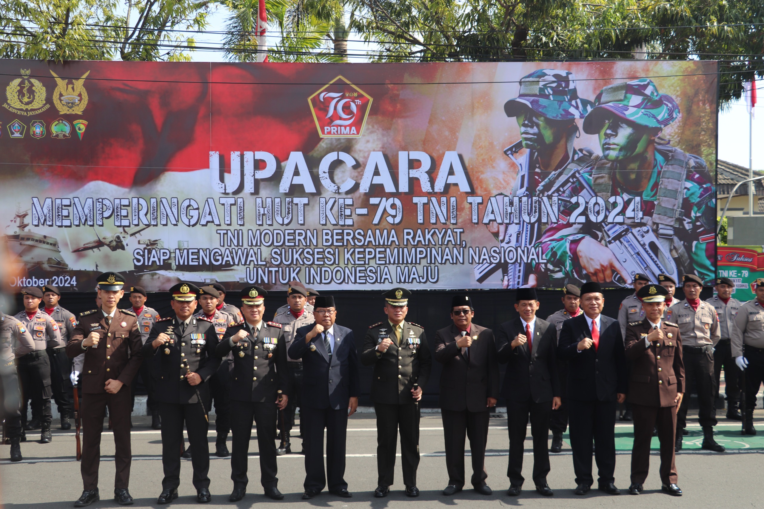 SINERGI: Forkopimda Blitar foto bersama usai peringatan HUT Ke-79 TNI di Kodim 0808/Blitar, Sabtu (5/10/2024).