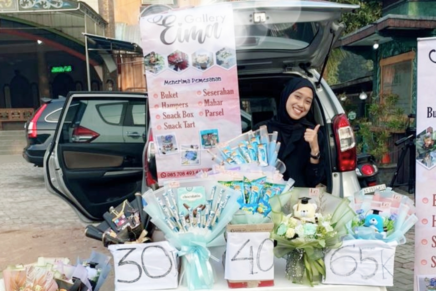 BANGGA: Beberapa karya Erma yang kini semakin serius di bisnis buket wisuda.