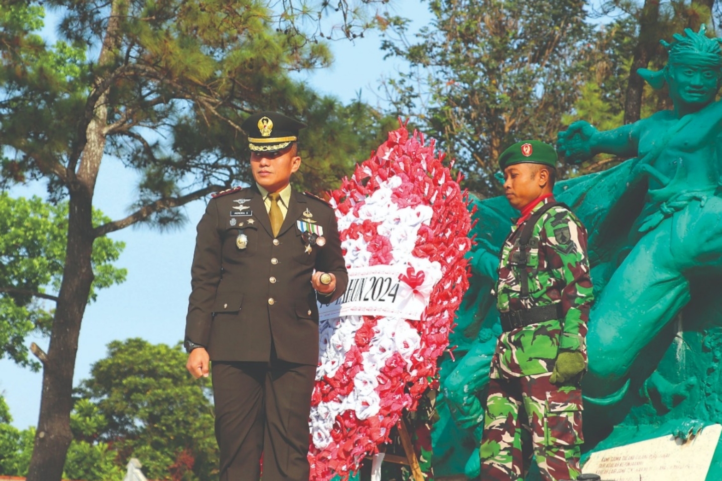 LETKOL INF. HENDRA SUKMANA Komandan Kodim 0808/Blitar
