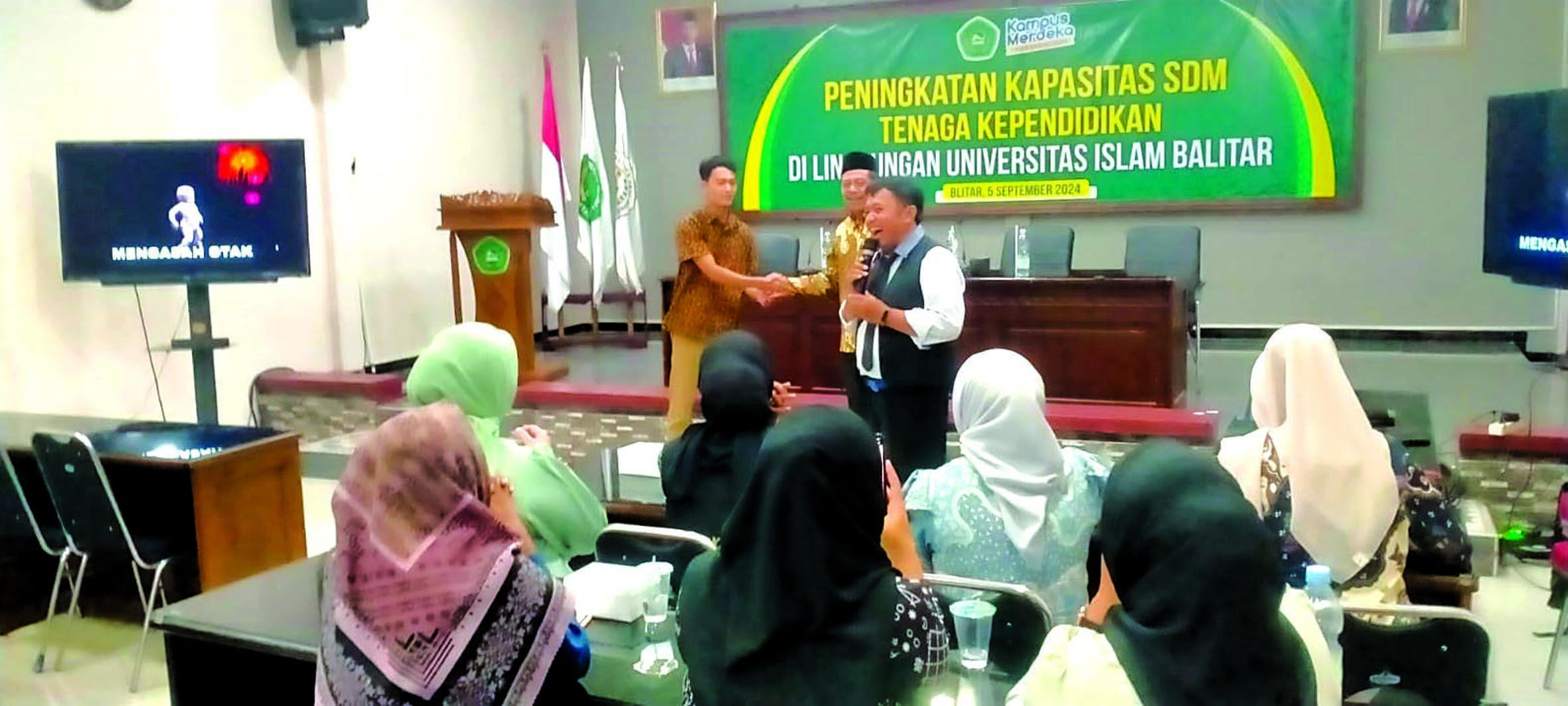 KONDANG: Dodo Mahendra saat mengisi materi di Unisba Blitar beberapa waktu lalu.