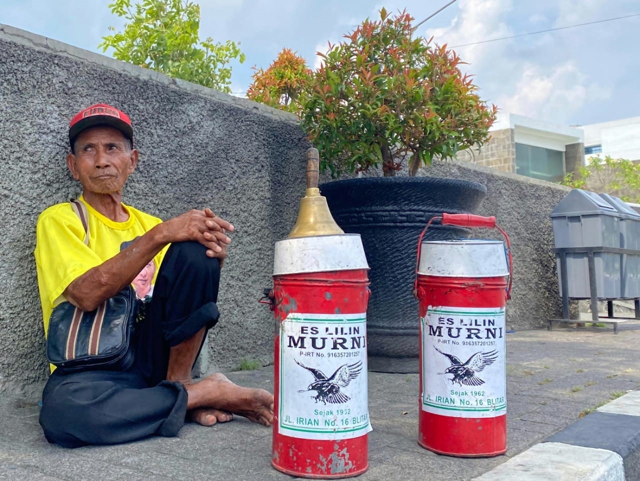 MENGAIS REZEKI: Slamet Riyanto ketika menjual es drop di tengah terik matahari.