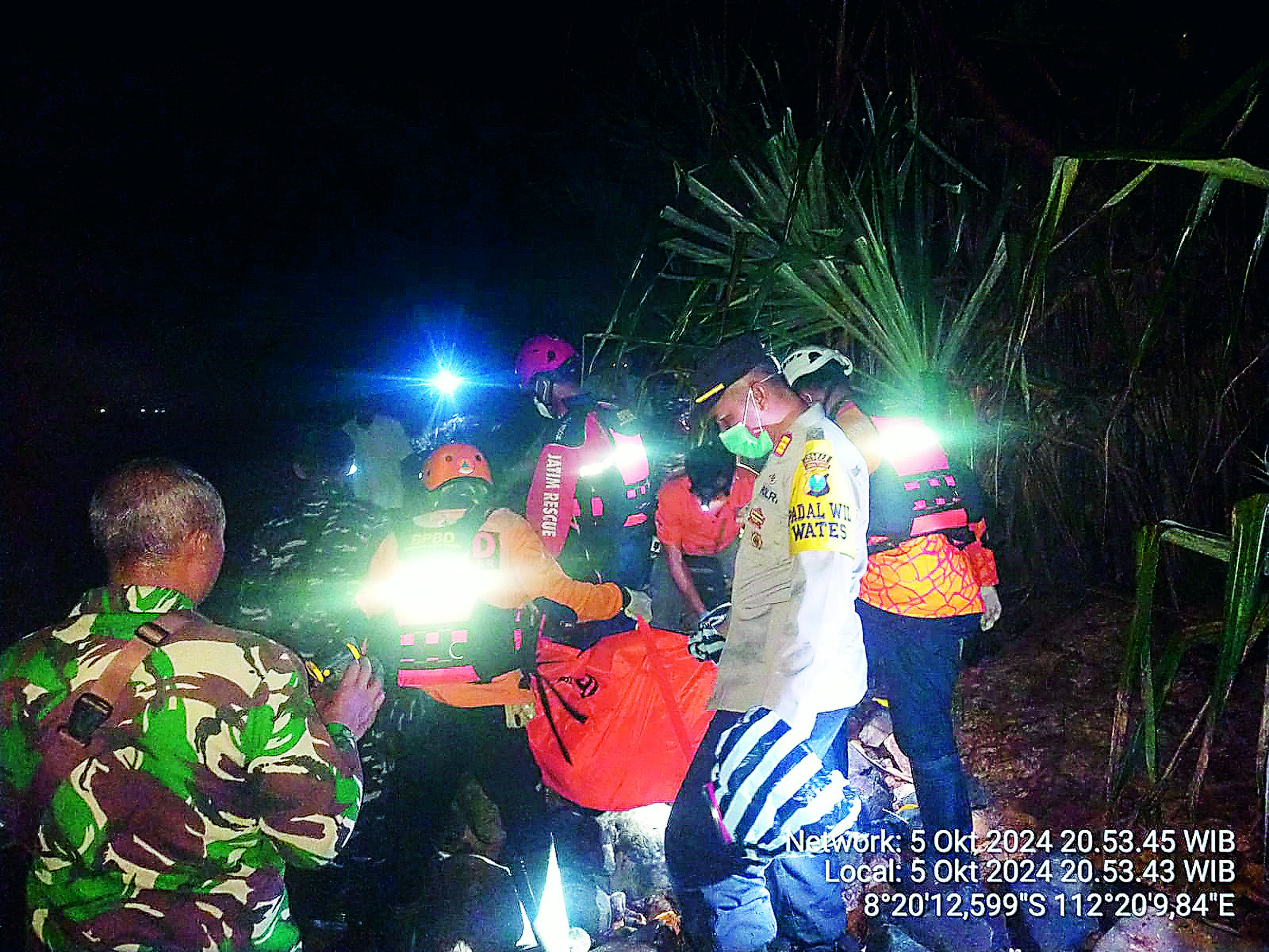 DISELIDIKI: Petugas kepolisian mengevakuasi mayat tak bernama yang ditemukan di Pantai Jolosutro, Sabtu (5/10).