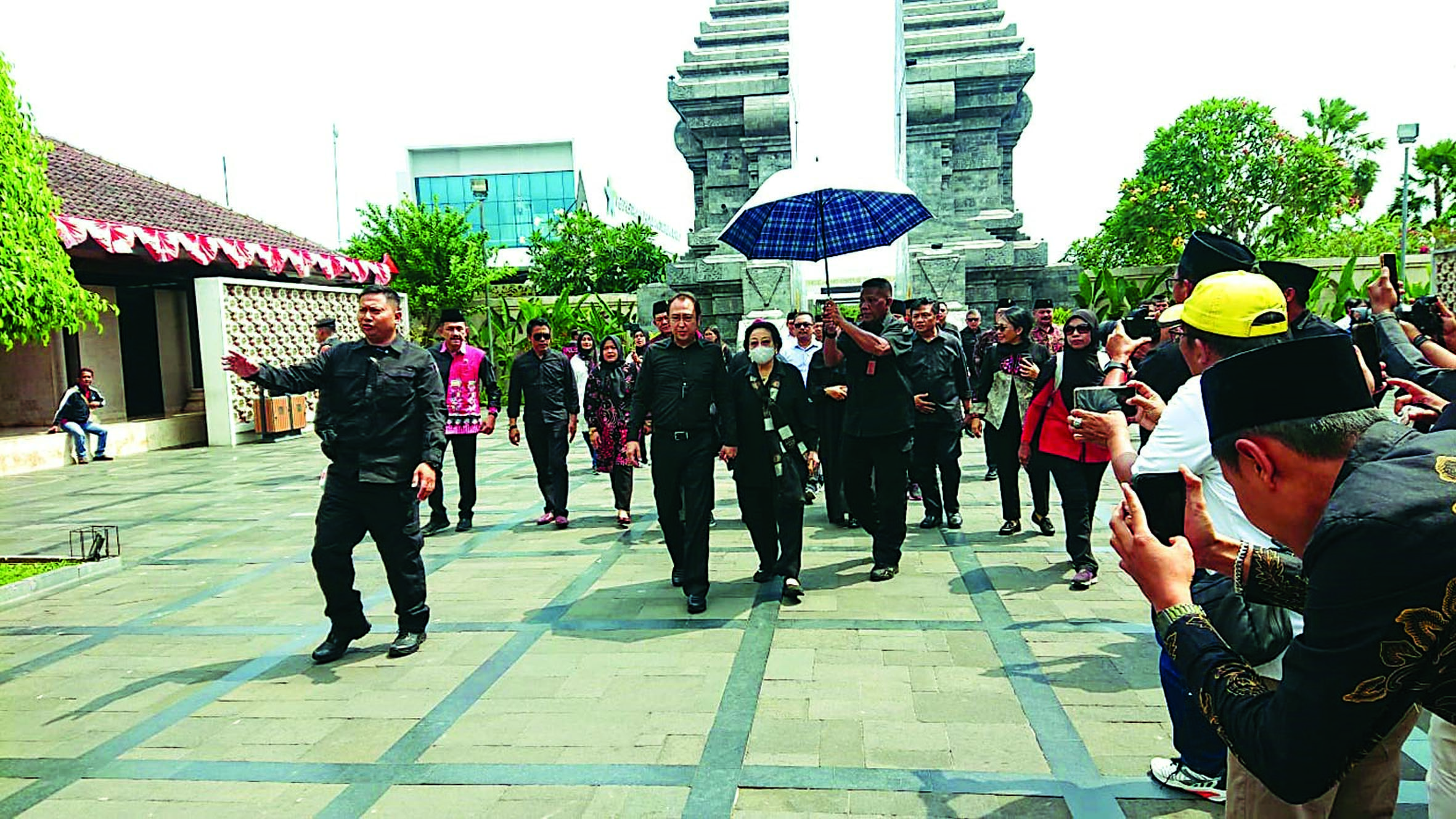 DOA BERSAMA: Ketum PDIP Megawati Soekarnoputri dan keluarga serta jajaran pengurus PDIP berziarah di Makam Bung Karno, kemarin (7/10).