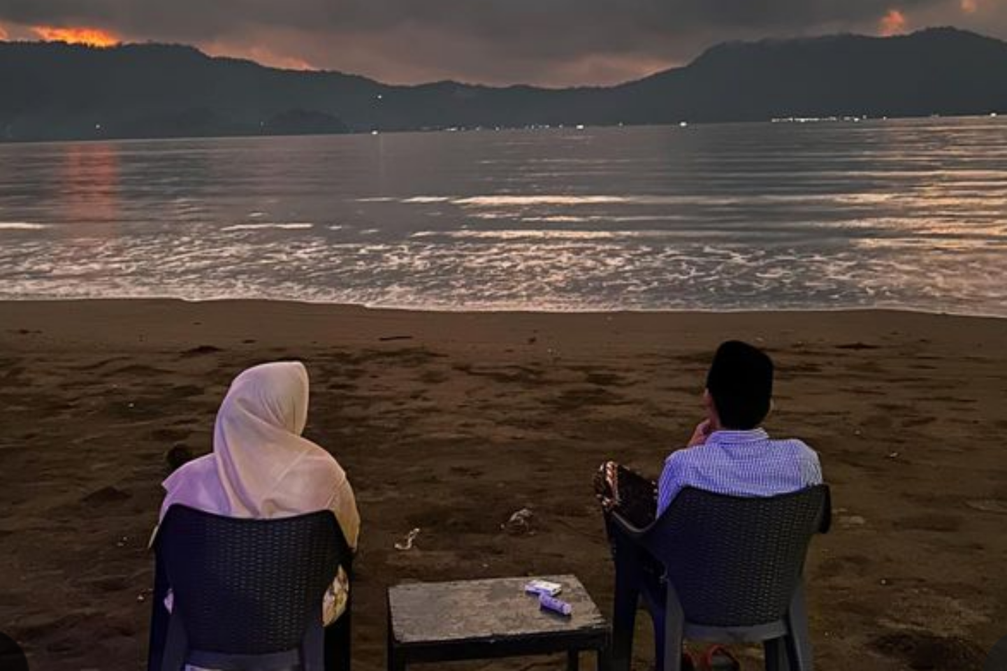 Gus Iqdam dan sang istri Ning Nila menghabiskan waktu bersama di sebuah pantai