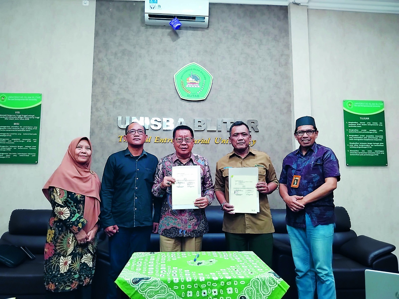 SALING MENGUNTUNGKAN: Warek Unisba Blitar Ir Tri Kurnisatui MMA,  Ketua IKA Unisba Blitar Mohammad Trijanto SH MM MH Cme SpPtn, Rektor Unisba Blitar Dr H. Soebiantoro MSi, Administratur KPH Blitar Ir