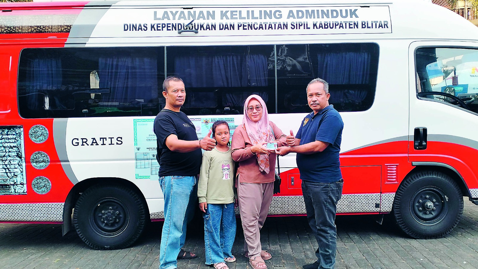 KOMITEMEN MELAYANI: Pegawai Dispendukcapil Kabupaten Blitar melakukan pelayanan drive thru perekaman dan pencetakan EKTP. Tim Jebol blusukan ke sekolah-sekolah untuk perekaman EKTP bagi pemilih pemula