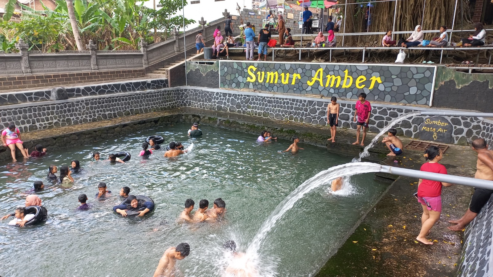 RAMAI: Wisata Sumur Amber di Desa Kandangan, Kecamatan Srengat, Minggu (6/10).