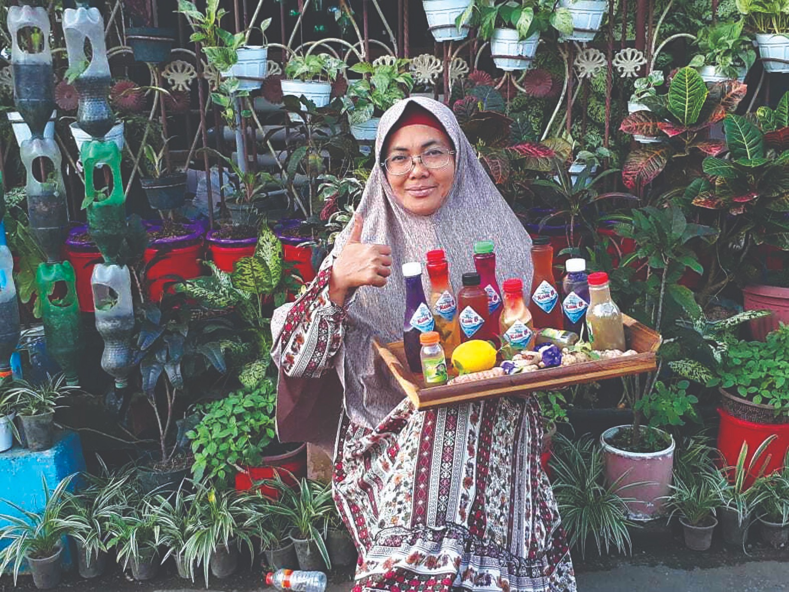 Caption: NILAI EKONOMI: Lin Faristin dengan berbagai produk berbahan peppermint.