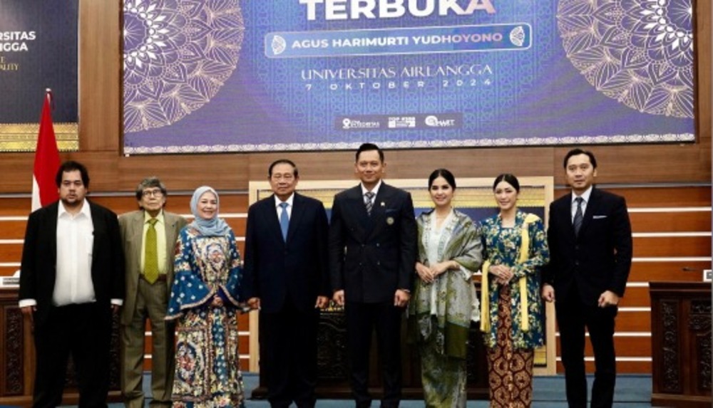 Menteri Agraria dan Tata Ruang/Kepala Badan Pertanahan Nasional (ATR/BPN), Agus Harimurti Yudhoyono (AHY) resmi menyelesaikan studi Doktoralnya setelah melaksanakan Ujian Doktor Terbuka pada Senin (07