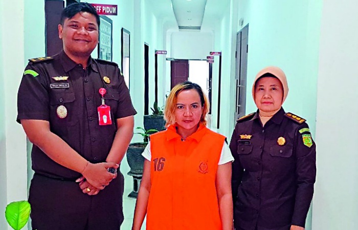 Rifatun, pemilik hotel di Selorejo saat dijemput tim Kejaksaan Negeri Kabupaten Blitar.