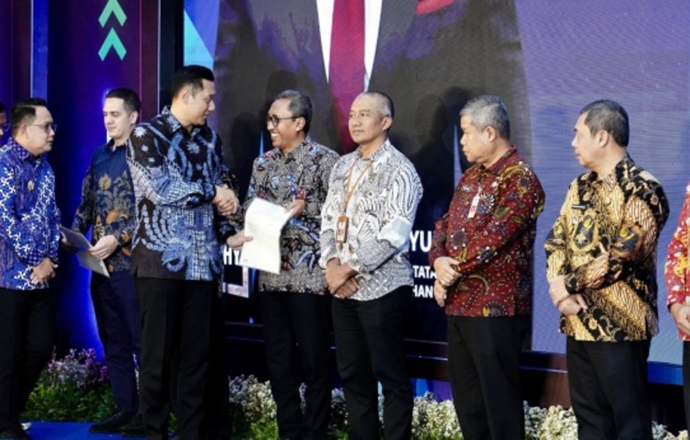 Menteri Agraria dan Tata Ruang/Kepala Badan Pertanahan Nasional (ATR/BPN), Agus Harimurti Yudhoyono (AHY) menyerahkan 23 Sertipikat Tanah Elektronik bagi masyarakat dan pemerintah daerah di Jawa Timur