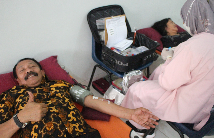 PEDULI: Pendonor ketika mengikuti donor darah di gereja Santo Yusup Blitar, Minggu (6/10/2024).