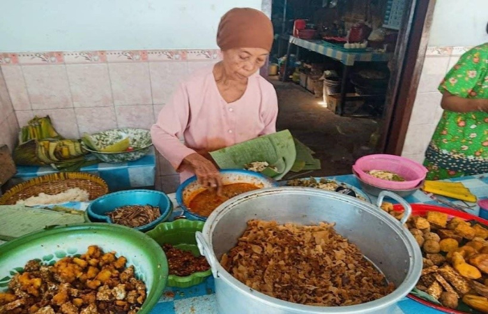TETAP BERTAHAN: Kelezatan legendaris dari Mbok Ten di Boyolangu sudah ada sejak tahun 1965.