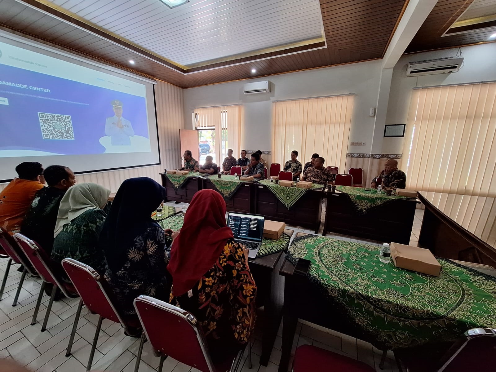 INOVASI: Tim DPMPD Kabupaten Blitar memperkenalkan aplikasi Dindamadde Center kepada beberapa perwakilan kepala desa.