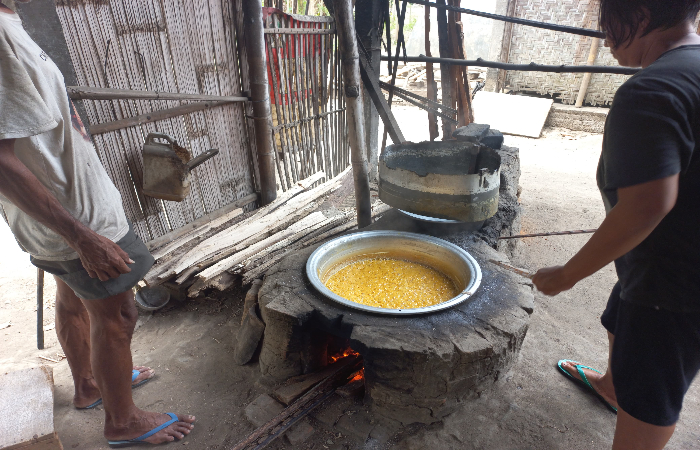 MENGAIS REZEKI: Proses pembuatan gula kelapa dari sepasang suami istri di Desa Maron, Kecamatan Srengat, Blitar.
