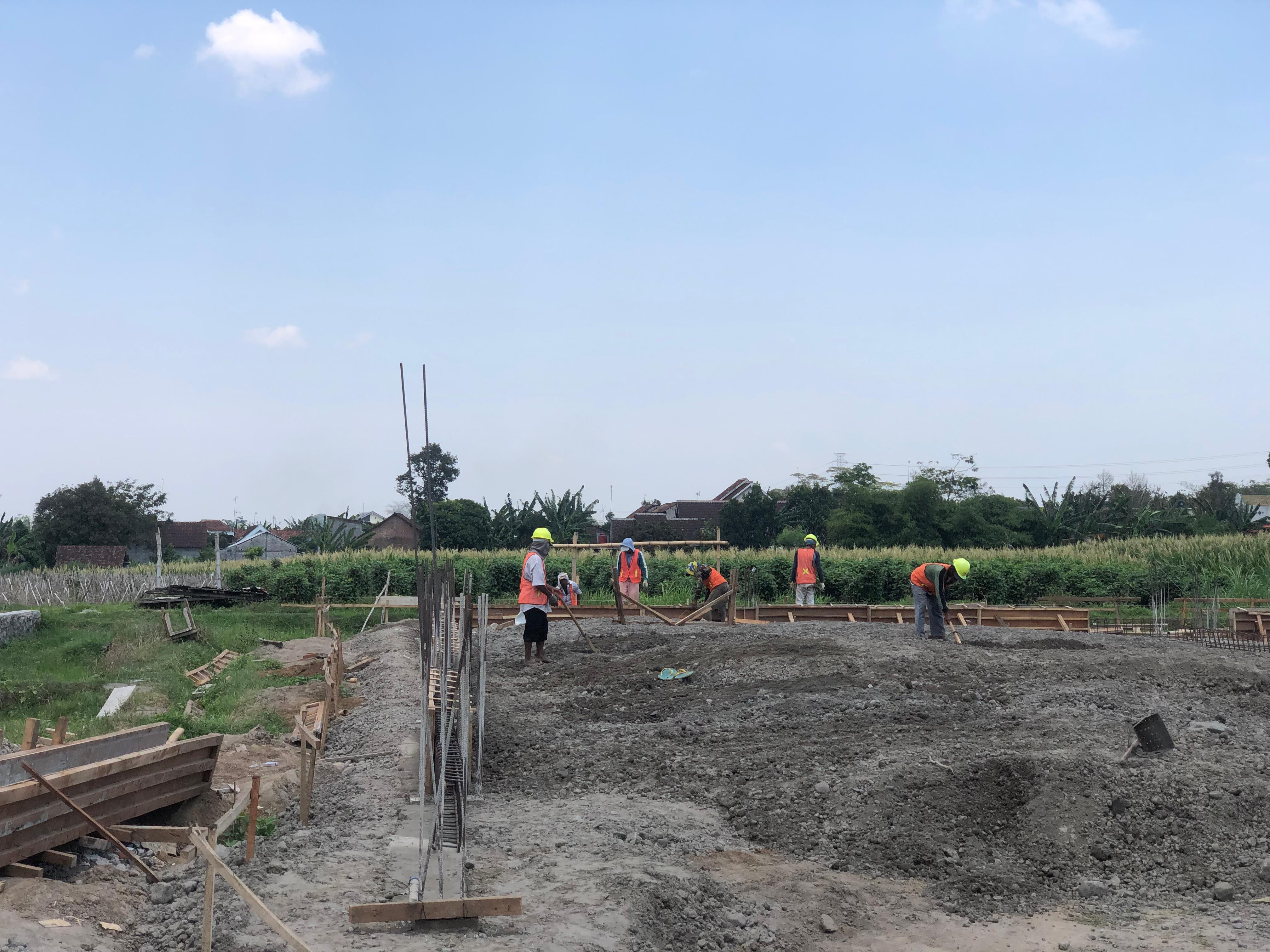 KEJAR TARGET: Para pekerja tengah membangun proyek tahap pertama Gedung Gelanggang Olahraga Bela Diri Mastrip, Kamis (10/10).