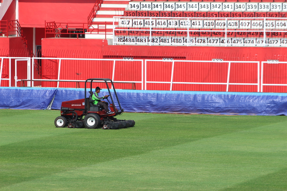 BERSOLEK: Rumput lapangan Stadion Soeprijadi setelah diperbaiki kini tampak lebih indah dan berkelas. Arema FC akan menggunakan lapangan untuk melawan Malut United pada 19 Oktober.