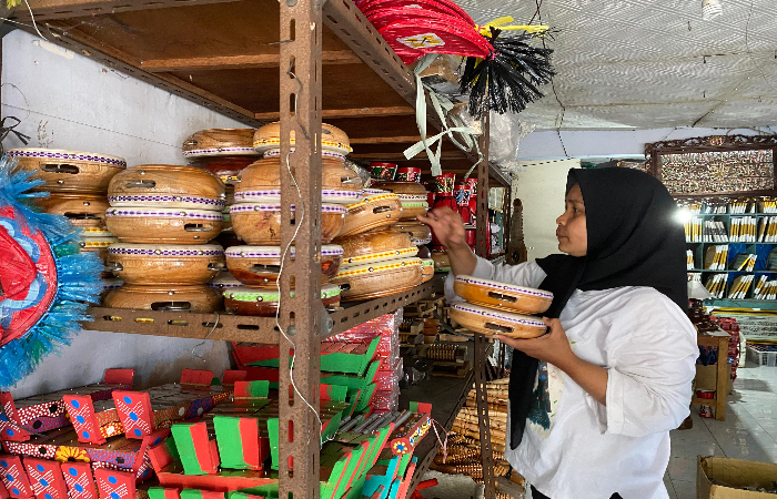 PRODUK LOKAL: Seorang karyawan yang sedang menata barang dagangan di kios oleh-oleh Makam Bung Karno.