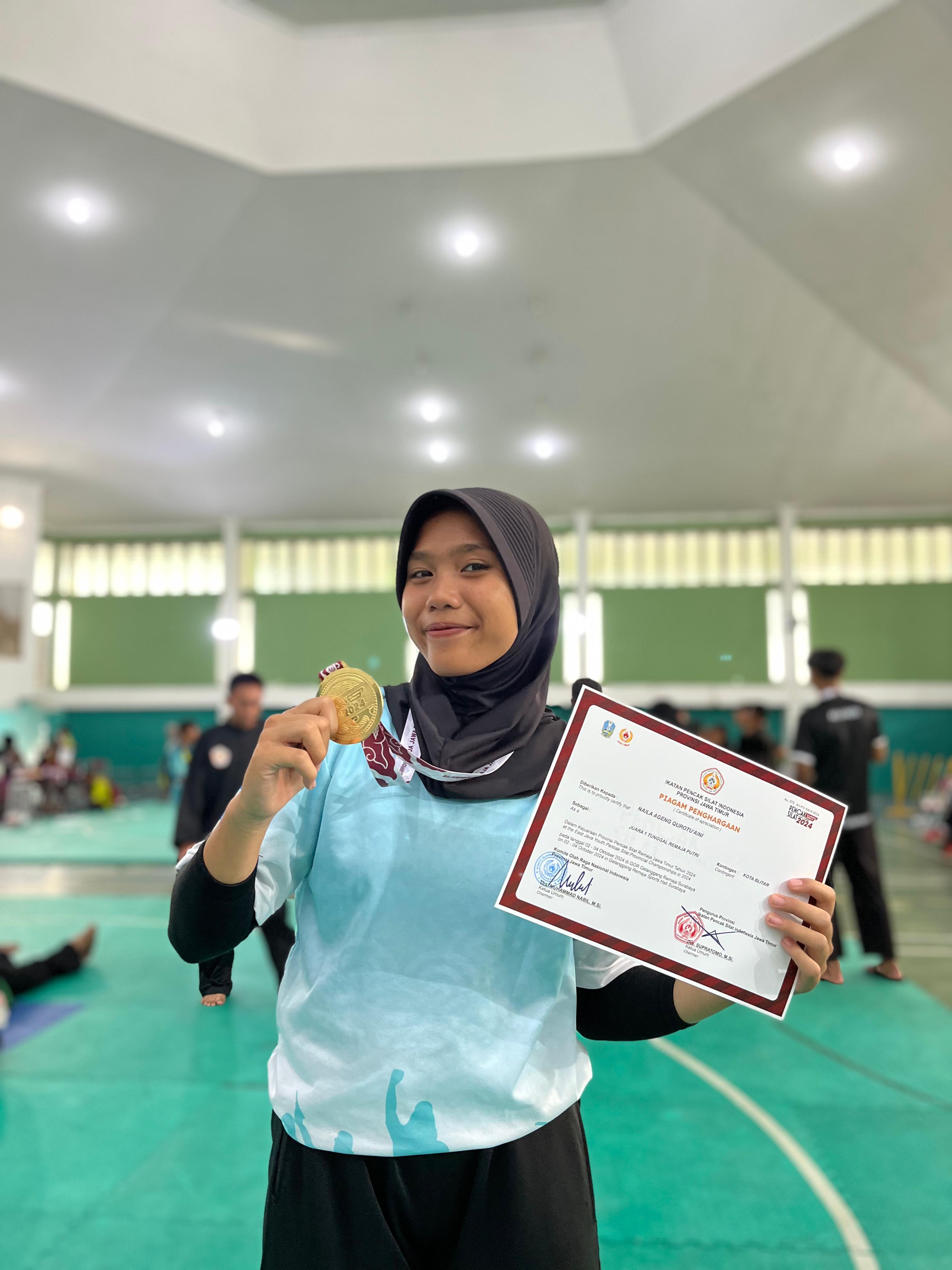 BANGGA: Naila  menunjukkan  sertifikat dan  medali juara  pertama di  ajang Kejurprov  2024