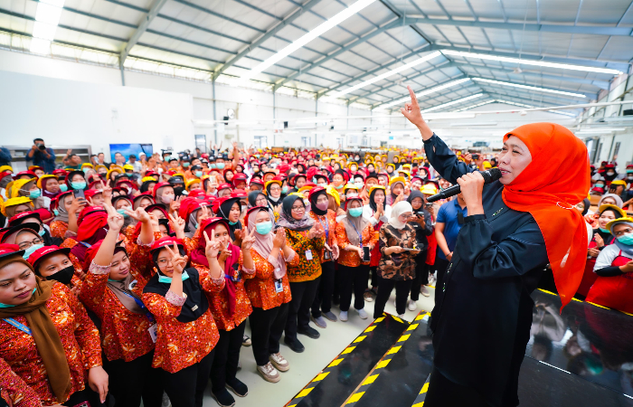 Cagub Jatim nomor urut 2 Khofifah Indar Parawansa mengunjungi ribuan pekerja Sigaret Kretek Tangan (SKT) Plant Blitar.