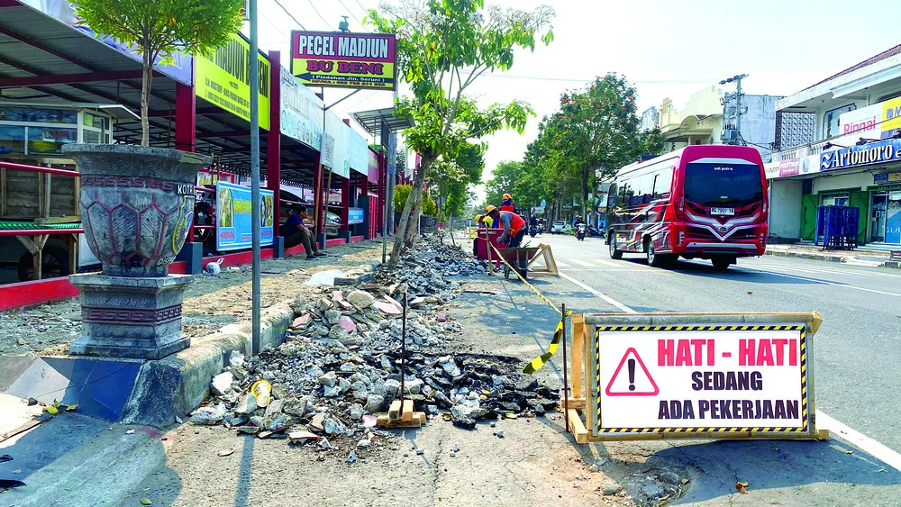 HIDUPKAN MALAM HARI: Beberapa pekerja mulai membongkar sebagian ruas jalan untuk pedestrian di Jalan Mastrip, pada tahap pertama Sabtu (12/10) lalu.