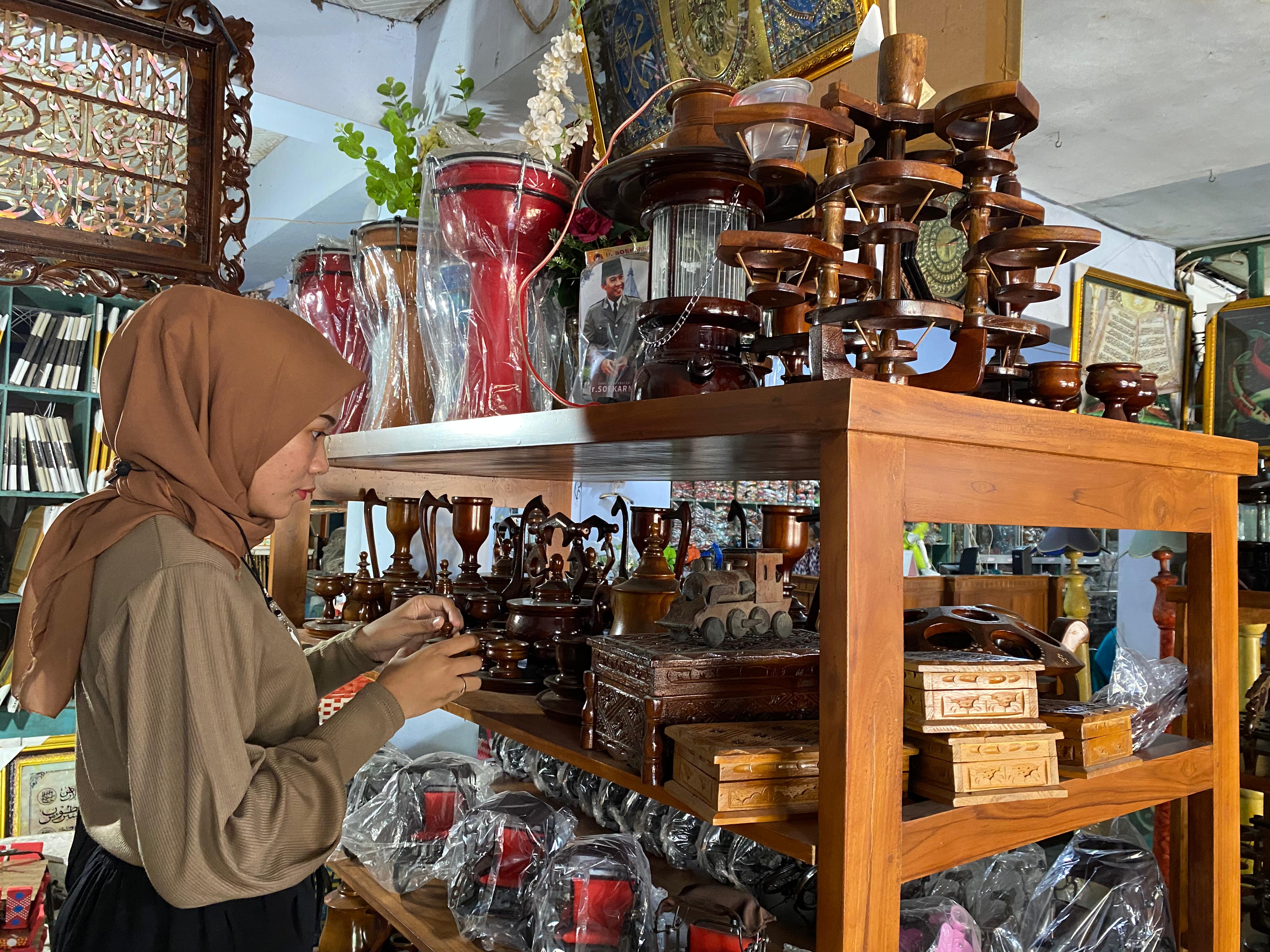 PRODUK LOKAL: Pelaku UMKM di kawasan Makam Bung Karno ketika menjajakan dagangan untuk pengunjung.