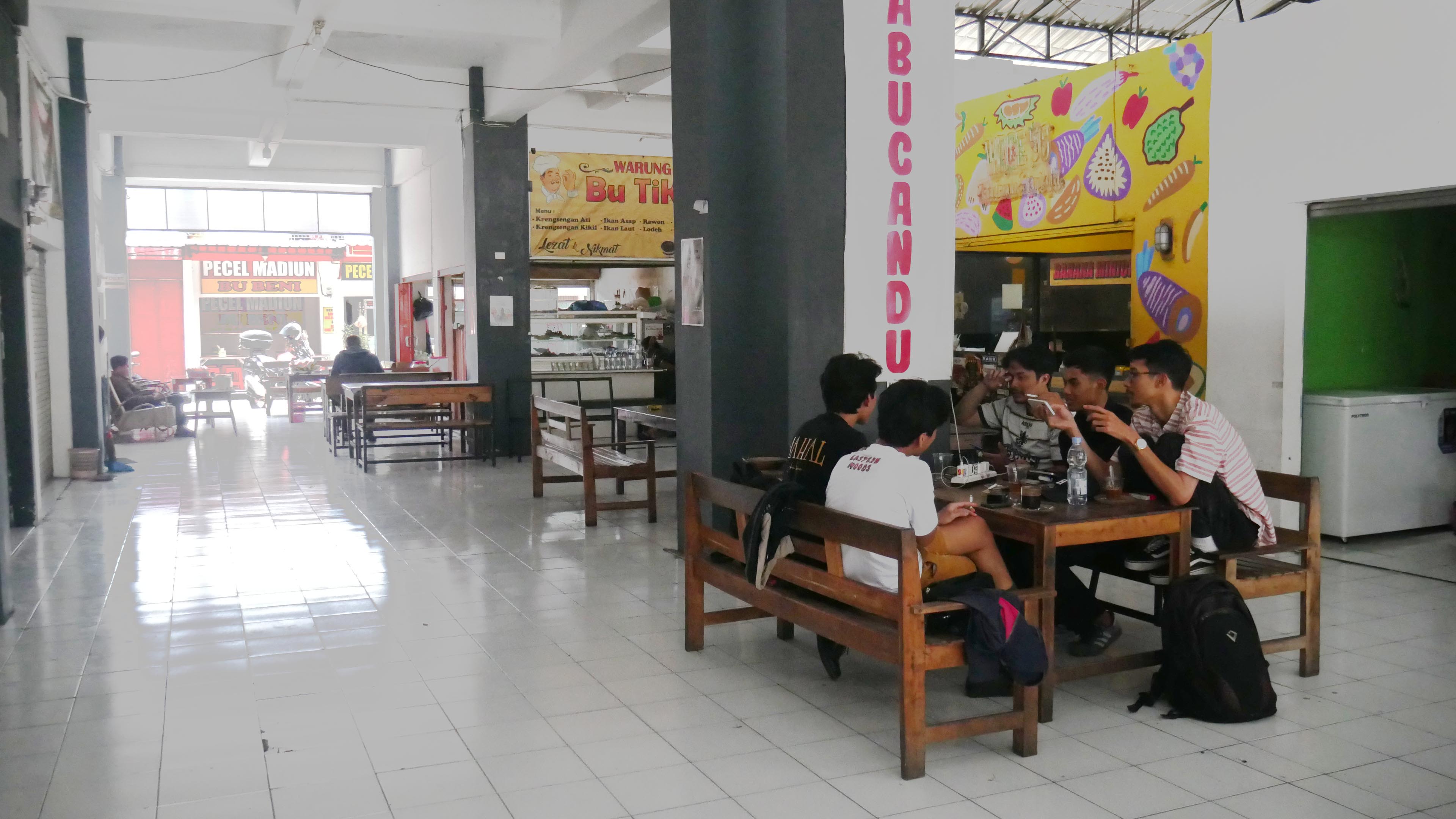 SANTAI: Terlihat beberapa anak muda sedang menikmati sajian kopi di Pasar Wage, Kota Blitar.