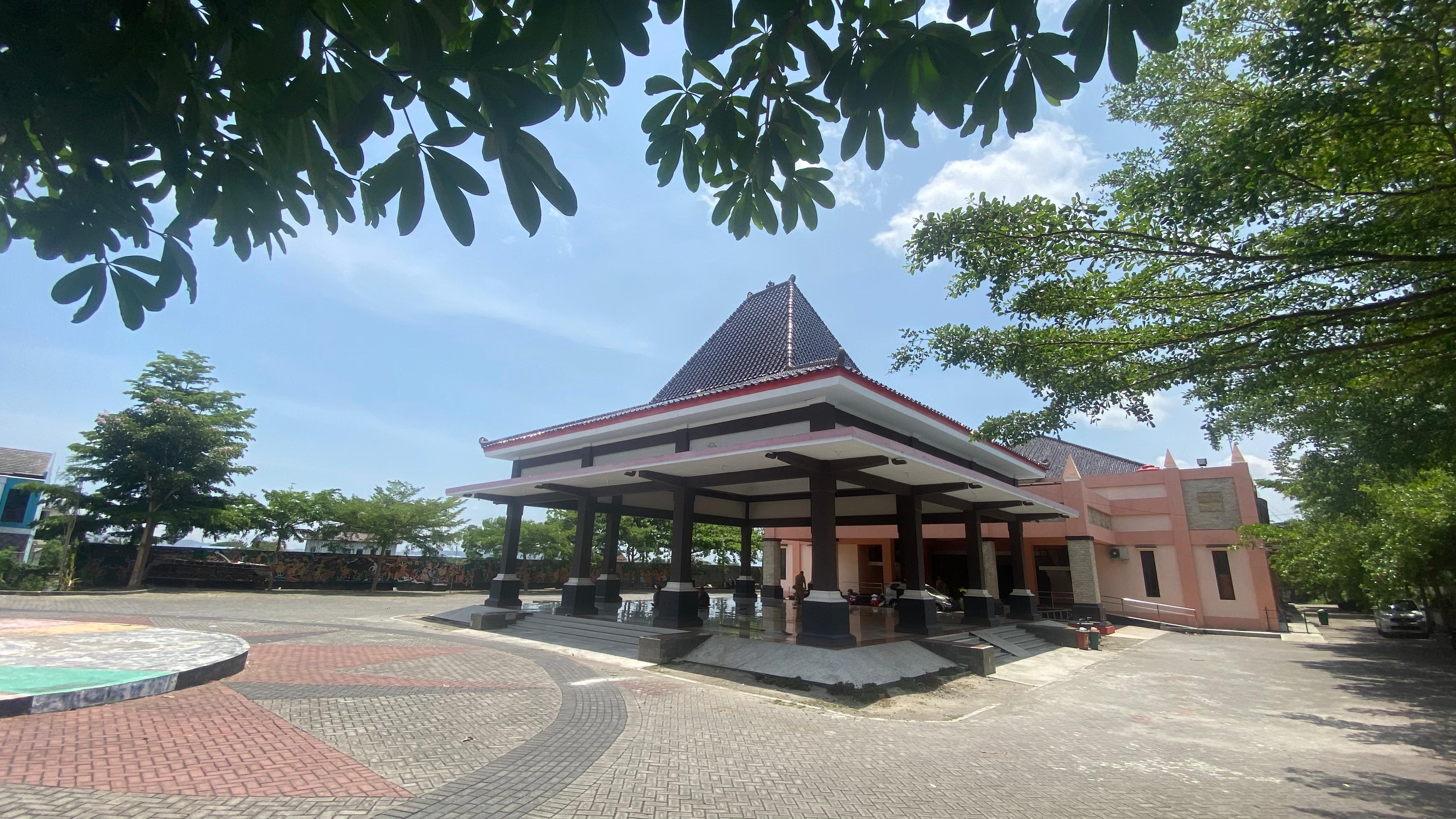 TUAN RUMAH: Pemkot menyiapkan Gedung Kesenian Aryo Blitar sebagai tempat ujian ribuan pelamar CPNS dari sejumlah daerah.